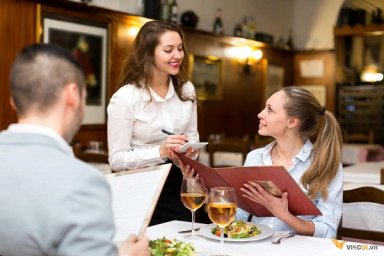 Хостесс работник гостинично-ресторанной сферы, который встречает и провожает гостей