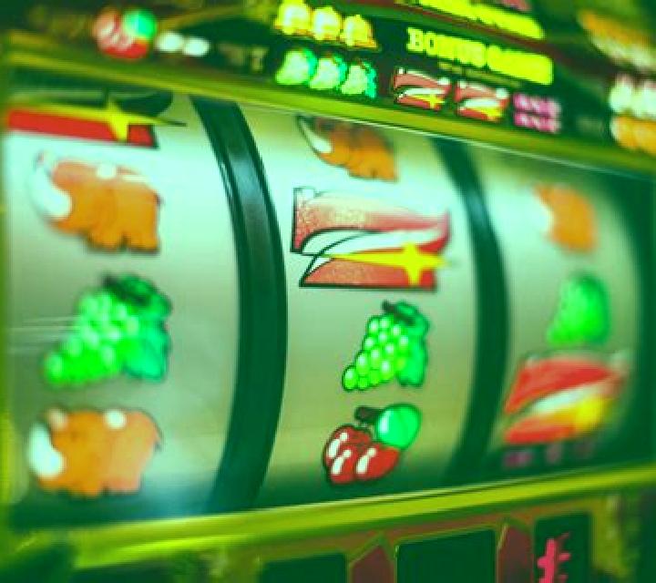 Dwarfs Gone Wild slot machine