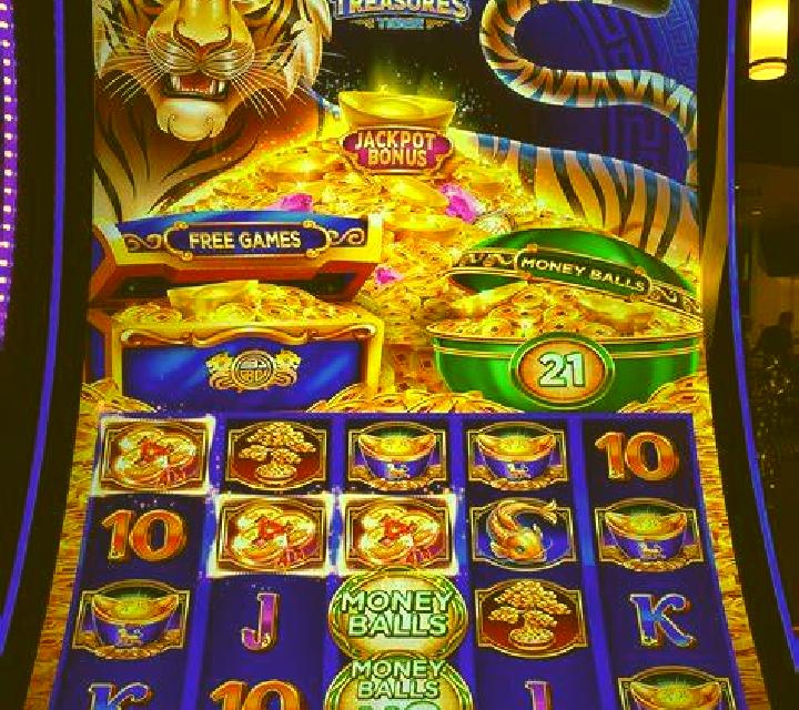 Halloween Cash Pots slot game
