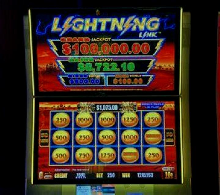 Lightning Wins slot machine