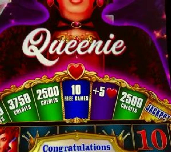 Queenie slot machine