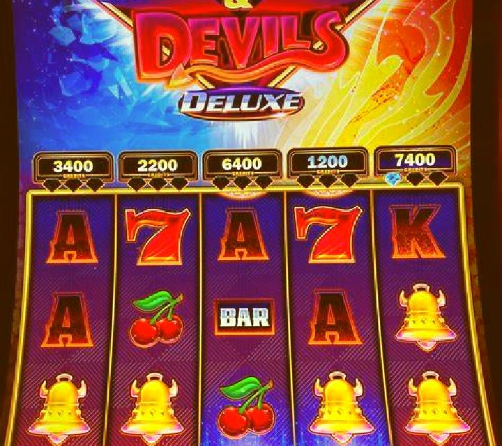 Reels Deluxe slot machine